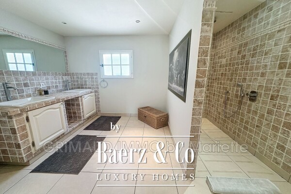 photo 11 Charming villa in a quiet area with pool, landscaped garden,