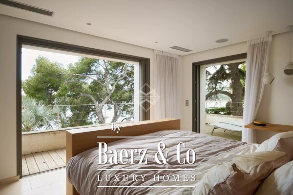 photo 13 Waterfront Villa with Private access to the beach and Dock - Le Lavandou