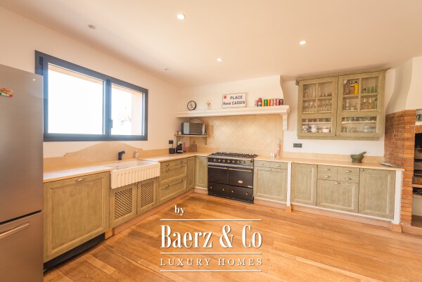 photo 12 Luxury 7-Bedroom Villa for Sale in Draguignan – 263 sqm with Garden, Swimming Pool, Garage & Guest House